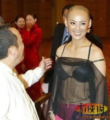 柳岩透视装爆乳极尽魅惑 盘点内衣外穿的女星们