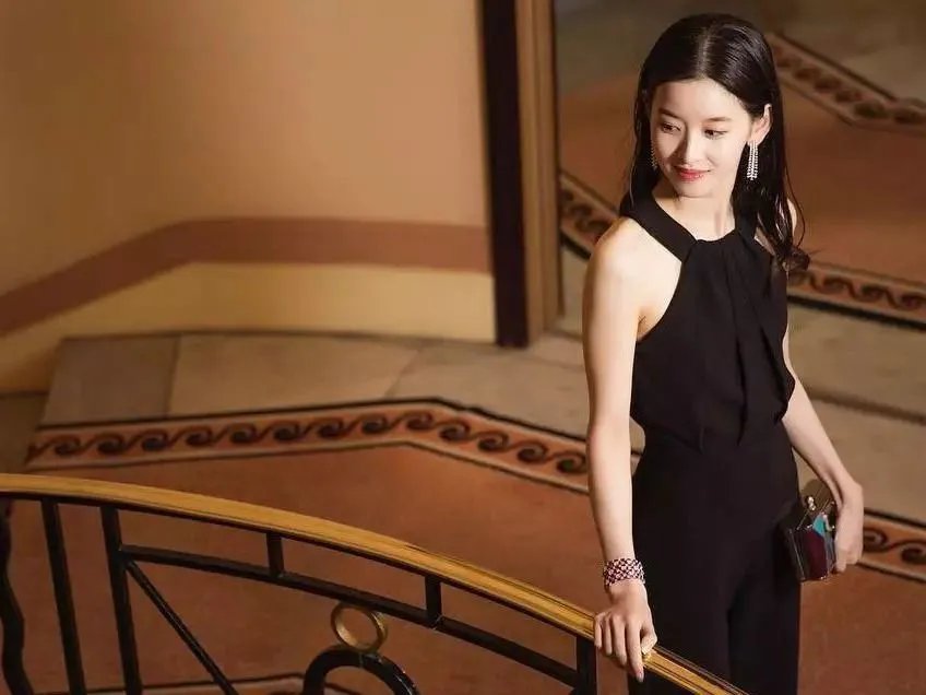 陈都灵和章泽天不但同龄，连长相气质都像极了，为何二人命运大不同？