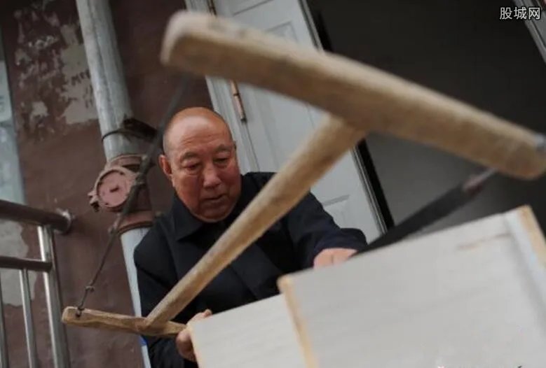 大爷制作共享板凳 为小区制作了1000多个板凳