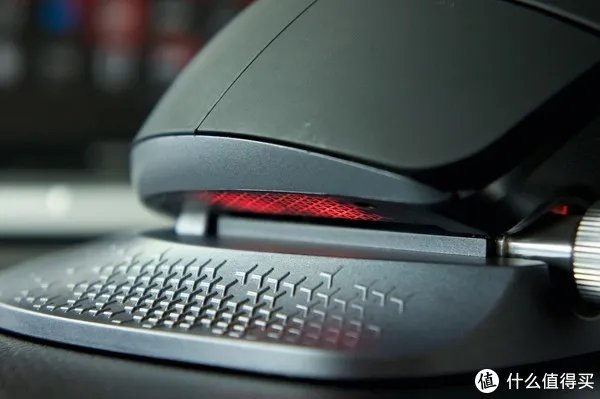 垂直鼠标到底是什么？多彩M618X，让你远离药味猪手的“鼠标手”！