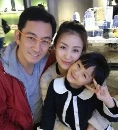 石洋子微博晒日本旅游照 疑与前夫吴启华复婚