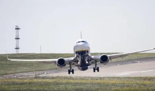 英国君主航空突然破产是真的吗？