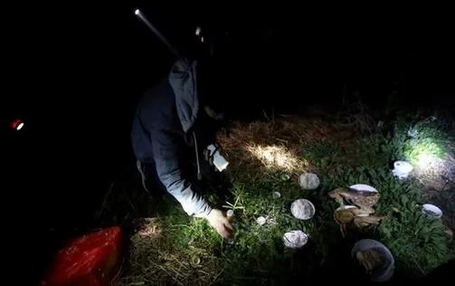 这个村子人死后棺材路边停放7年（组图）