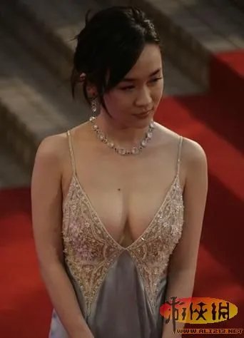 柳岩透视装爆乳极尽魅惑 盘点内衣外穿的女星们