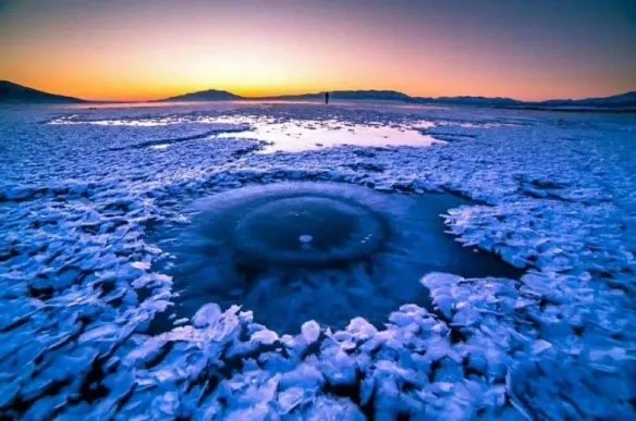 新疆赛里木湖惊现蓝冰拼图!大自然鬼斧神工美到窒息!
