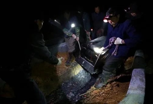 这个村子人死后棺材路边停放7年（组图）