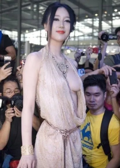 车模湿露露身份曝光 称“高雅和低俗是我和干露露的不同”