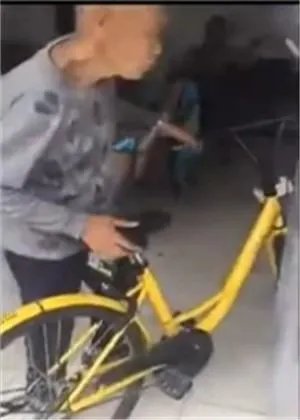 老人强占共享单车是怎么回事？